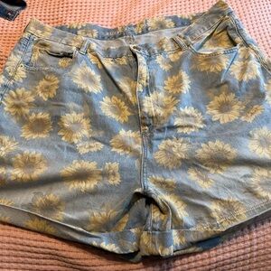 NWOT AE Mom’s Curvy Sunflower Shorts